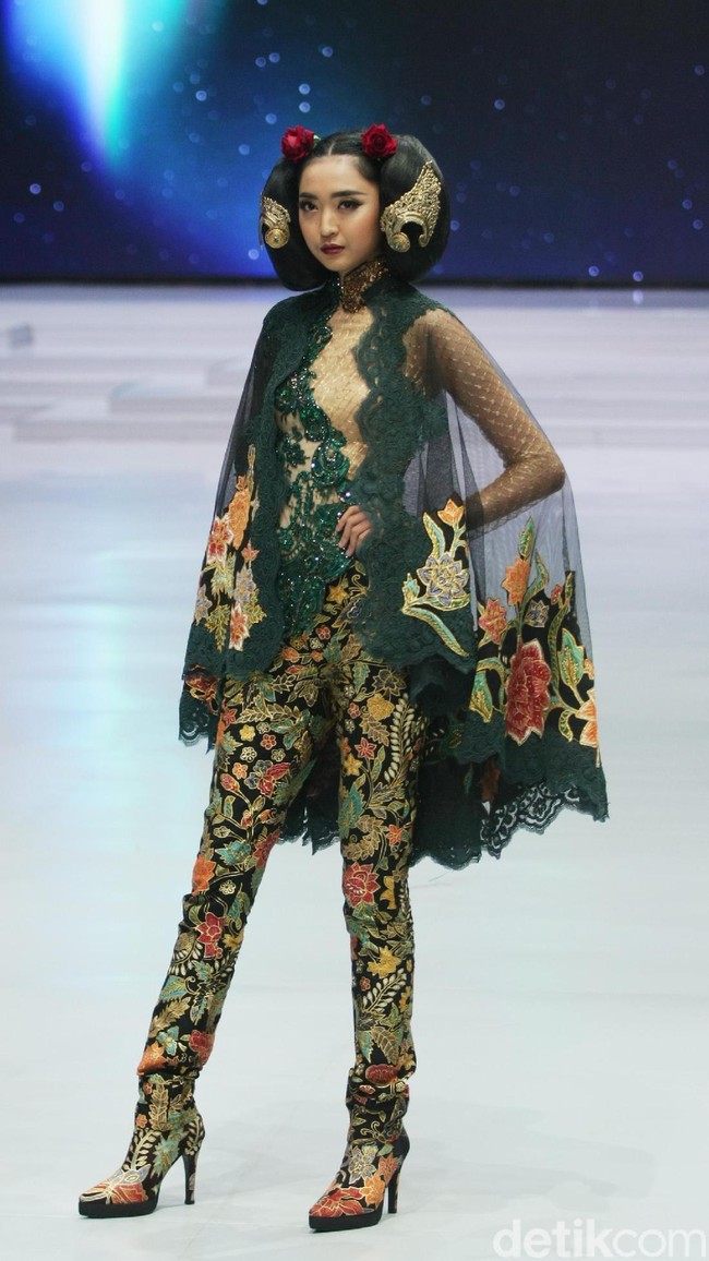 Desainer Anne Avantie memamerkan kebaya modern terbarunya di Indonesia Fashion Week 2018 dalam fashion show bertema Sekarayu Sriwedari’ yang digelar di Jakarta Convention Center, Senayan, Kamis [29/3/2018]. [Foto: Mohammad Abduh/Wolipop]