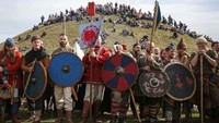 Festival Rekawka ini mengingatkan kita terhadap zaman Middle Ages di Polandia. Tampak terlihat para peserta mengenakan kostum prajurit perang. Celestino Arce/NurPhoto via Getty Images