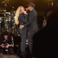 Saat Valentine 2009, Jay-Z memberikan kado berupa ponsel berlapis platinum seharga hampir US$ 25 ribu atau sekitar Rp 300 jutaan untuk Beyonce.   Foto: Getty Images