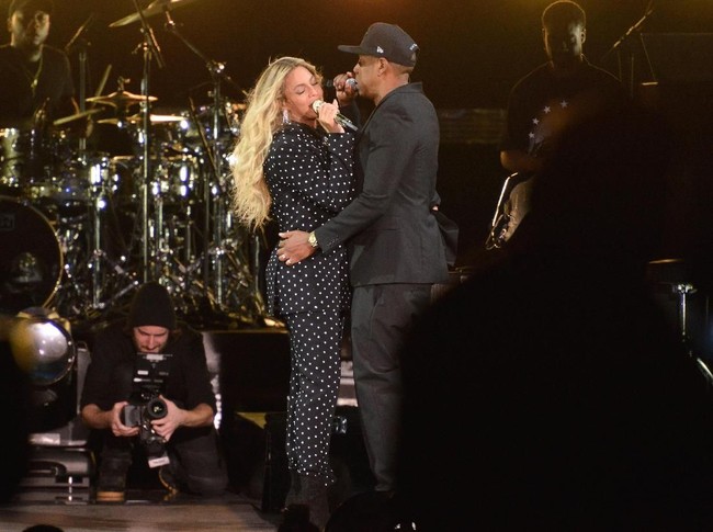 Saat Valentine 2009, Jay-Z memberikan kado berupa ponsel berlapis platinum seharga hampir US$ 25 ribu atau sekitar Rp 300 jutaan untuk Beyonce.   Foto: Getty Images