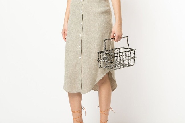 Kalau Anda merasa keranjang belanja yang biasa ditemui di pasar swalayan membosankan dan tak cukup bagus, keranjang yang satu ini adalah jawabannya. Chanel juga menjual keranjang belanja loh, di antara koleksi busananya. keranjang belanja berbahan metal ini lebih spesial karena dililit dengan material kulit domba dan tentunya logo Chanel yang ikonik. Harganya? US$ 17.846 atau Rp 245 juta saja. Foto: Ist.