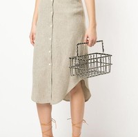 Kalau Anda merasa keranjang belanja yang biasa ditemui di pasar swalayan membosankan dan tak cukup bagus, keranjang yang satu ini adalah jawabannya. Chanel juga menjual keranjang belanja loh, di antara koleksi busananya. keranjang belanja berbahan metal ini lebih spesial karena dililit dengan material kulit domba dan tentunya logo Chanel yang ikonik. Harganya? US$ 17.846 atau Rp 245 juta saja. Foto: Ist.