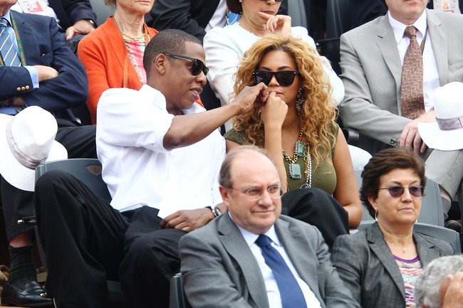 Selain pertandingan basket, sejoli ini juga senang berduaan di turnamen tenis. Keduanya tertangkap kamera sedang menyaksikan laga final Prancis Terbuka 2010 silam yang mempertandingkan Rafael Nadal dan Robin Soderling. Foto: Getty Images