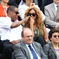 Selain pertandingan basket, sejoli ini juga senang berduaan di turnamen tenis. Keduanya tertangkap kamera sedang menyaksikan laga final Prancis Terbuka 2010 silam yang mempertandingkan Rafael Nadal dan Robin Soderling. Foto: Getty Images