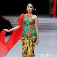 Desainer Anne Avantie memamerkan kebaya modern terbarunya di Indonesia Fashion Week 2018 dalam fashion show bertema Sekarayu Sriwedari’ yang digelar di Jakarta Convention Center, Senayan, Kamis [29/3/2018]. [Foto: Mohammad Abduh/Wolipop]