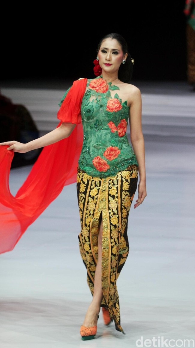 Desainer Anne Avantie memamerkan kebaya modern terbarunya di Indonesia Fashion Week 2018 dalam fashion show bertema Sekarayu Sriwedari’ yang digelar di Jakarta Convention Center, Senayan, Kamis [29/3/2018]. [Foto: Mohammad Abduh/Wolipop]