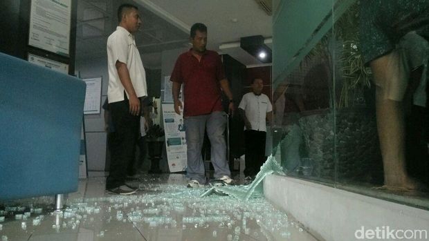 Pecahan kaca di kantor PLN Yogyakarta. 