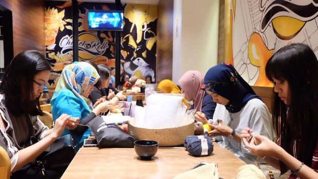 Keren, Komunitas Ini Gemar Beramal Lewat Merajut