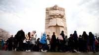 Massa berkumpul di National Mall, Washington, dalam pawai diam untuk memperingati 50 tahun tewasnya tokoh perjuangan hak sipil, Martin Luther King Jr (Foto: REUTERS/Eric Thayer)