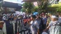 Kami dibilang anak setan, apakah itu pantas diucapkan oleh kepala sekolah, teriak seorang pelajar dalam orasi. (Foto: Muhammad Aminudin)
