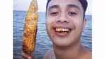 Ini Gaya si Kece Ajun Perwira Saat Bakar Sate dan Makan Burger