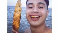 Veneer gigi terbaru, tulis @ajunperwira. Orang mah pingin veneer gigi biar putih, tapi bagi aktor yang satu ini malah sebaliknya. Kaya anak kecil makan jagung bakar, ya.  Foto: Instagram @ajunperwira