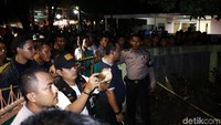 Garis polisi telah dipasang di sekitar rumah.