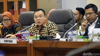 Rapat dipimpin oleh Wakil Ketua Komisi IX DPR dari Fraksi Partai Amanat Nasional, Saleh Partaonan Daulay. Didampingi oleh tiga Wakil Ketua Komisi IX DPR lainnya.