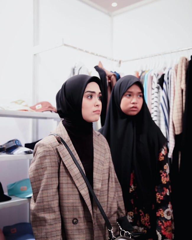 Di hari kedua Indonesia Fashion Week 2018, ia tampil lebih maskulin dengan padanan blazer dan kerudung hitam. Tampilannya yang sederhana justru membuatnya semakin glowing. Foto: Instagram Vebby Palwinta