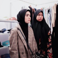 Di hari kedua Indonesia Fashion Week 2018, ia tampil lebih maskulin dengan padanan blazer dan kerudung hitam. Tampilannya yang sederhana justru membuatnya semakin glowing. Foto: Instagram Vebby Palwinta