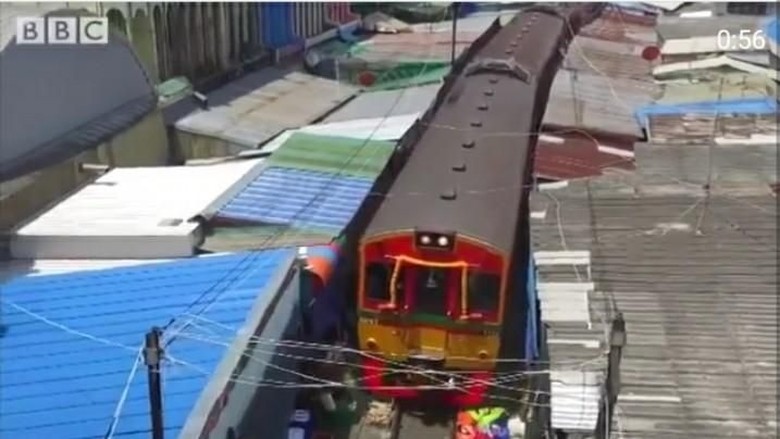Foto: Pasar Maeklong yang berada di tepi rel kereta (BBC) Foto: Pasar Maeklong yang berada di tepi rel kereta (BBC)