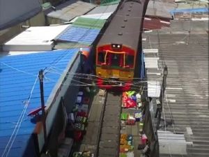 Ngeri tapi Seru! Ada Pasar Mepet Rel Kereta di Thailand