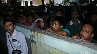Warga menonton olah TKP dari luar pagar.