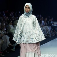 Fashion show busana muslim terbaru Ria Miranda yang mengangkat tema Lullatone di Indonesia Fashion Week 2018, Jakarta Convention Center, Sabtu [31/3/2018]. [Foto: Mohammad Abduh/Wolipop]