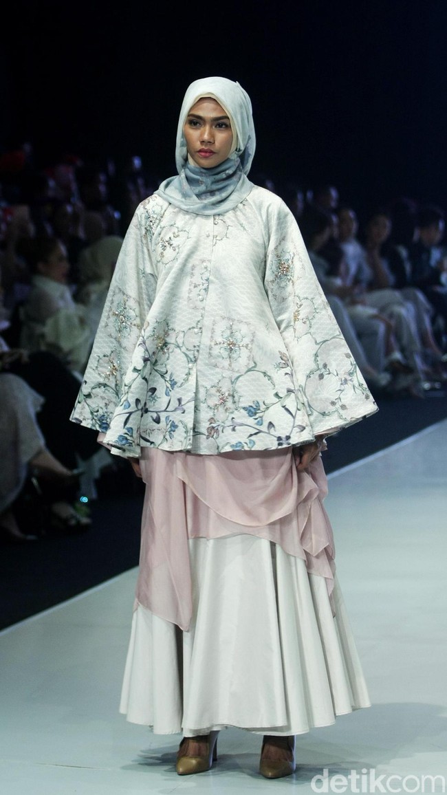 Fashion show busana muslim terbaru Ria Miranda yang mengangkat tema Lullatone di Indonesia Fashion Week 2018, Jakarta Convention Center, Sabtu [31/3/2018]. [Foto: Mohammad Abduh/Wolipop]