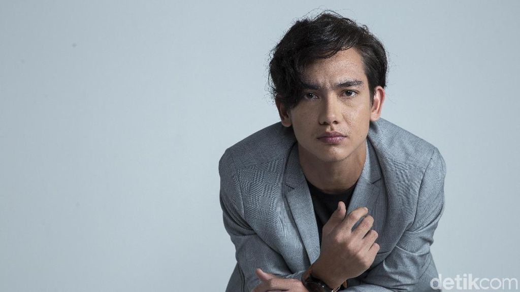 Cerita Adipati Dolken Mendalami Karakter di Teman Tapi Menikah