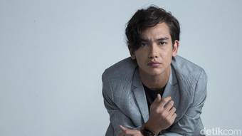Gaya Cool Adipati Dolken Celeb of The Month Bulan Ini