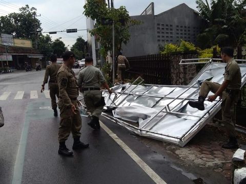 Hujan Angin Robohkan 20 Rumah dan Belasan Pohon di Kediri