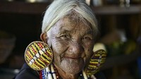 Tak sedikit wisatawan yang datang ke Myanmar untuk melihat wajah perempuan Suku Chin yang bertato (Dave Stamboulis/BBC Travel)