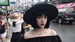 Foto: Wanita Cantik Seperti Boneka yang Suka Traveling