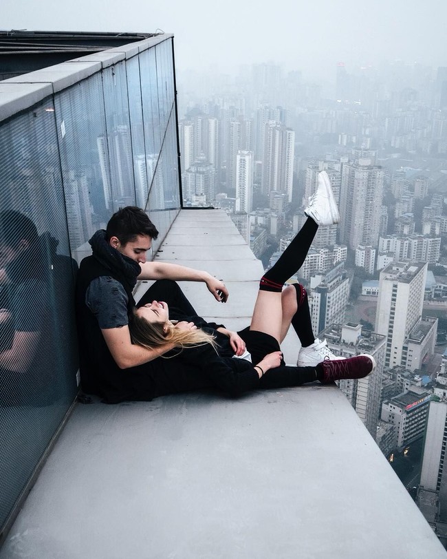 Mereka sering pula memvideokan aksinya menaiki tempat-tempat tinggi yang ekstrem tersebut. Foto: Instagram angela_nikolau/ beerkus/__elevation__