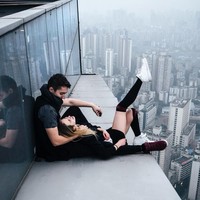 Mereka sering pula memvideokan aksinya menaiki tempat-tempat tinggi yang ekstrem tersebut. Foto: Instagram angela_nikolau/ beerkus/__elevation__