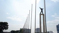 Revitalisasi Lapangan Banteng ini dilakukan sejak awal 2017 lalu dengan anggaran dari pihak swasta mencapai Rp 68 miliar. Monumen Pembebasan Irian Barat yang ada di Lapangan Banteng kini dikelilingi kolam air mancur dan undakan bagai amphitheater. Di tengan kolam air mancur, ada bagian yang bisa jadi panggung.