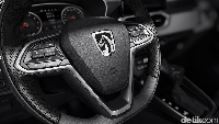 Bagian setir sudah dilengkapi dengan aneka tombol pengaturan mode audio. Foto: Wuling