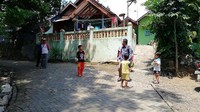 Siti Khotimah (25) dan balitanya, Rafa (3) warga Desa Gratitunon, Kecamatan Grati, Kabupaten Pasuruan ini tewas mengambang di tepi Ranu Grati. Dugaan kuat korban tenggelam karena tak bisa berenang. (Foto: Muhajir Arifin/detikcom)