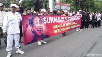 Ada pula aksi aksi demonstrasi di depan Mapolresta Surakarta. Mereka menuntut Kapolri Jenderal Tito Karnavian memproses hukum Sukmawati Soekarnoputri atas puisi kontroversialnya. (Foto: Bayu Ardi Isnanto/detikcom)