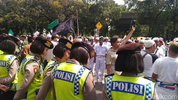 Foto: Polwan mengamankan jalannya aksi PA 212 di depan kantor Bareskrim soal Sukmawati.