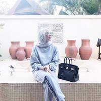 Vivy Yusof, pendiri e-commerce fashion terbesar di Malaysia Fashion Valet sering tampil memukau dengan busana dan tas branded. Seperti penampilannya di foto ini, meski pakaiannya kasual ia tetap menenteng tas Hermes seri Birkin yang harganya sekitar Rp 300 jutaan. Foto: Instagram/VivyYusof