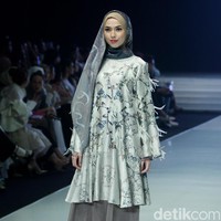Fashion show busana muslim terbaru Ria Miranda yang mengangkat tema Lullatone di Indonesia Fashion Week 2018, Jakarta Convention Center, Sabtu [31/3/2018]. [Foto: Mohammad Abduh/Wolipop]