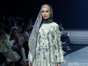 Foto: 12 Koleksi Busana Muslim Terbaru Ria Miranda Terinspirasi Angsa