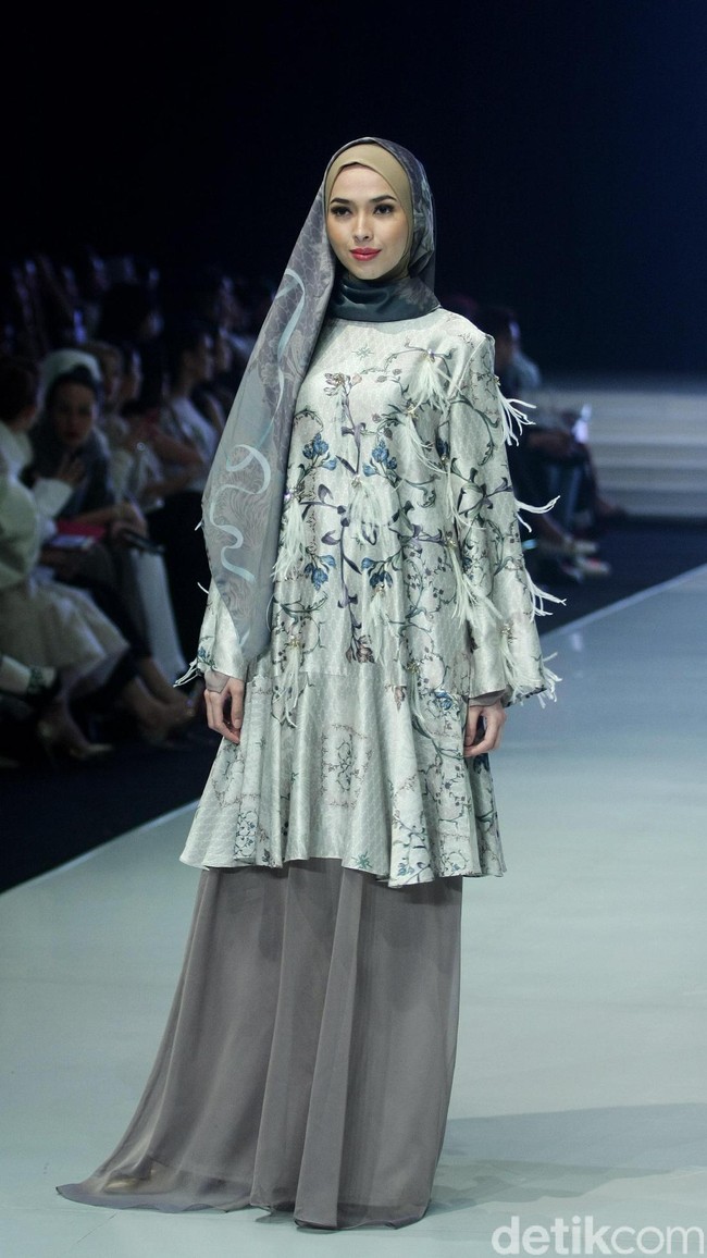 Fashion show busana muslim terbaru Ria Miranda yang mengangkat tema Lullatone di Indonesia Fashion Week 2018, Jakarta Convention Center, Sabtu [31/3/2018]. [Foto: Mohammad Abduh/Wolipop]