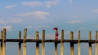 Sepanjang 1.200 meter, inilah Jembatan U Bein. Letaknya ada di dekat kota bersejarah Myanmar, Amarapura (_zeewa/Instagram)