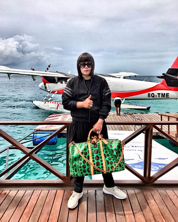 Begini gaya Peepy setiba di Maldives. Tak lupa tas branded berharga ratusan juta dijinjingnya. (Instagram/@peepy_and_mother_lee)