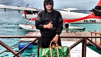 Begini gaya Peepy setiba di Maldives. Tak lupa tas branded berharga ratusan juta dijinjingnya. (Instagram/@peepy_and_mother_lee)