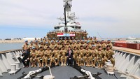 Marsekal Hadi berfoto bersama Satgas Konga MTF/UNIFIL