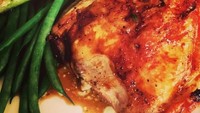 Ternyata suami Behati ini bisa masak! Walau bentuknya nggak karuan tapi kelihatannya enak, ya. Ayam panggang dengan buncis dan asparagus. Nyam! Foto: Instagram @adamlevine