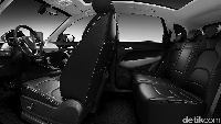 Interior mobil cukup untuk menampung 5 penumpang. Agar terkesan mewah, Wuling menambahkan panoramic roof di atasnya. Foto: Wuling