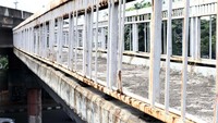 Pembatas JPO terlihat bolong-bolong.