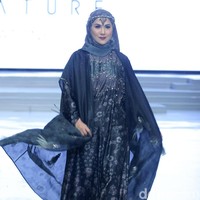 Fashion show busana muslim terbaru Ria Miranda yang mengangkat tema Lullatone di Indonesia Fashion Week 2018, Jakarta Convention Center, Sabtu [31/3/2018]. [Foto: Mohammad Abduh/Wolipop]