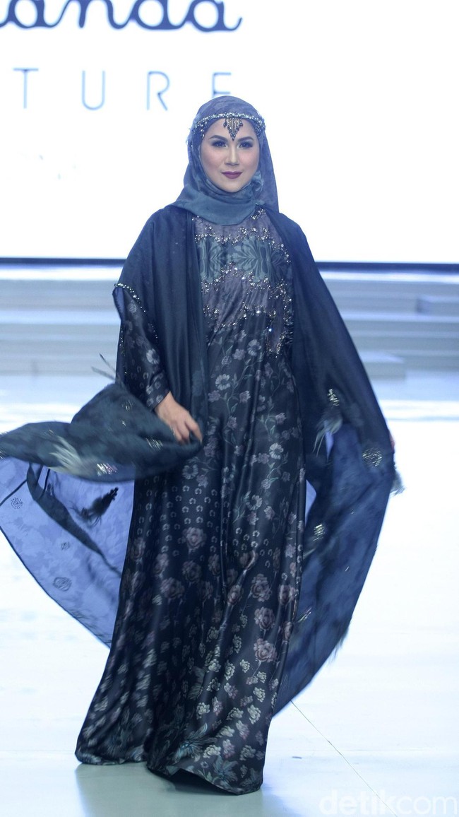 Fashion show busana muslim terbaru Ria Miranda yang mengangkat tema Lullatone di Indonesia Fashion Week 2018, Jakarta Convention Center, Sabtu [31/3/2018]. [Foto: Mohammad Abduh/Wolipop]